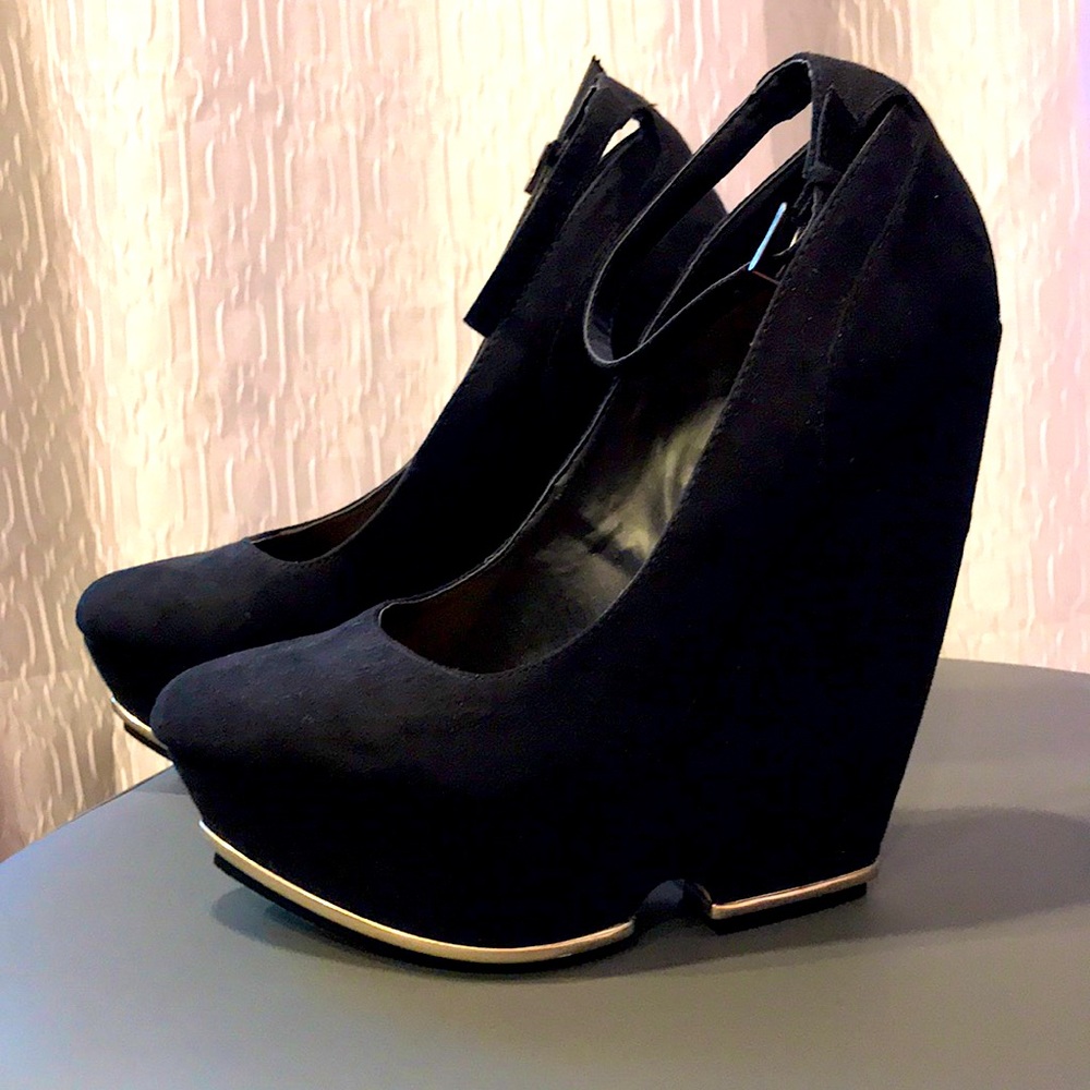 Platform Wedge Heels with gold accent - Picture 2 of 3
